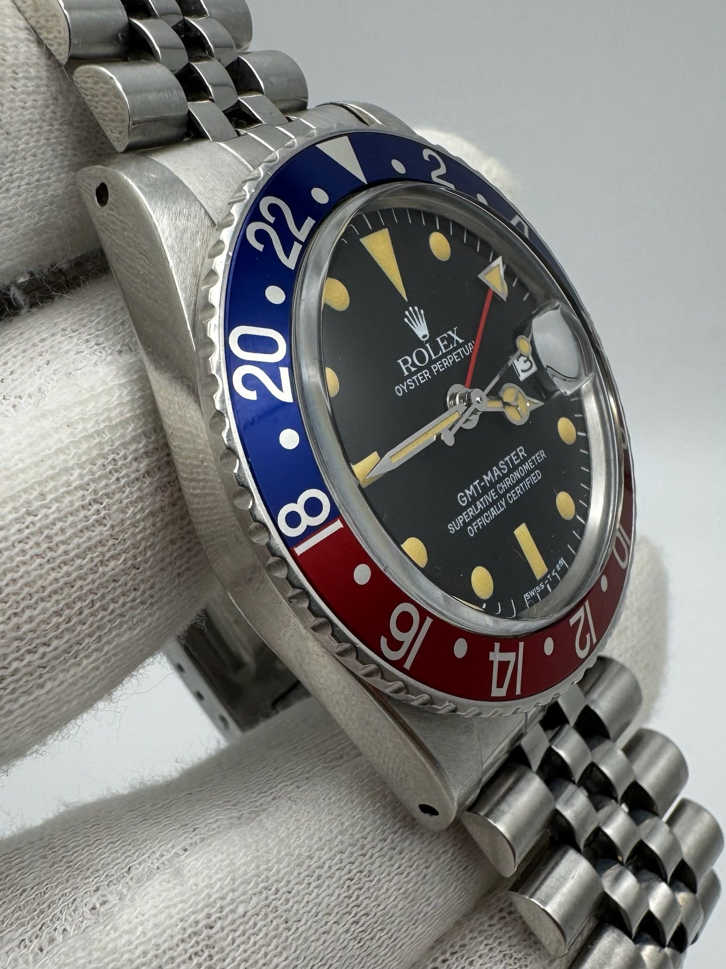 Rolex GMT-Master 1675 Full Steel Jubilee Pepsi Yellow Patina Early Service Tritium Dial 1975
