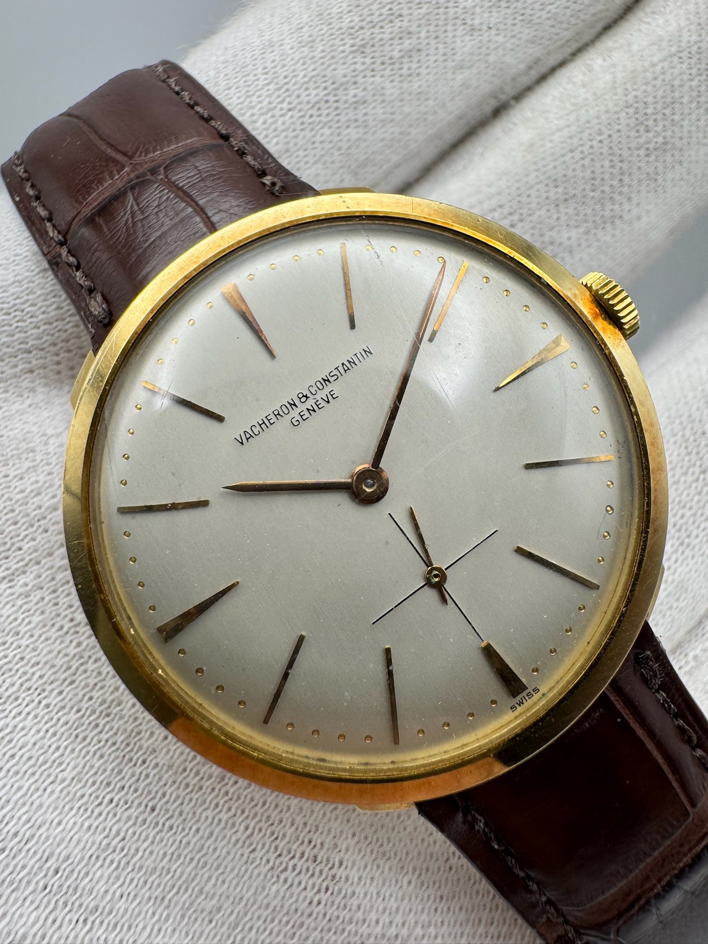 Vacheron Constantin Hooded Lugs Yellow Gold 34 Silver Dial Manual Winding Pristine Condition 1950s (Serviced)