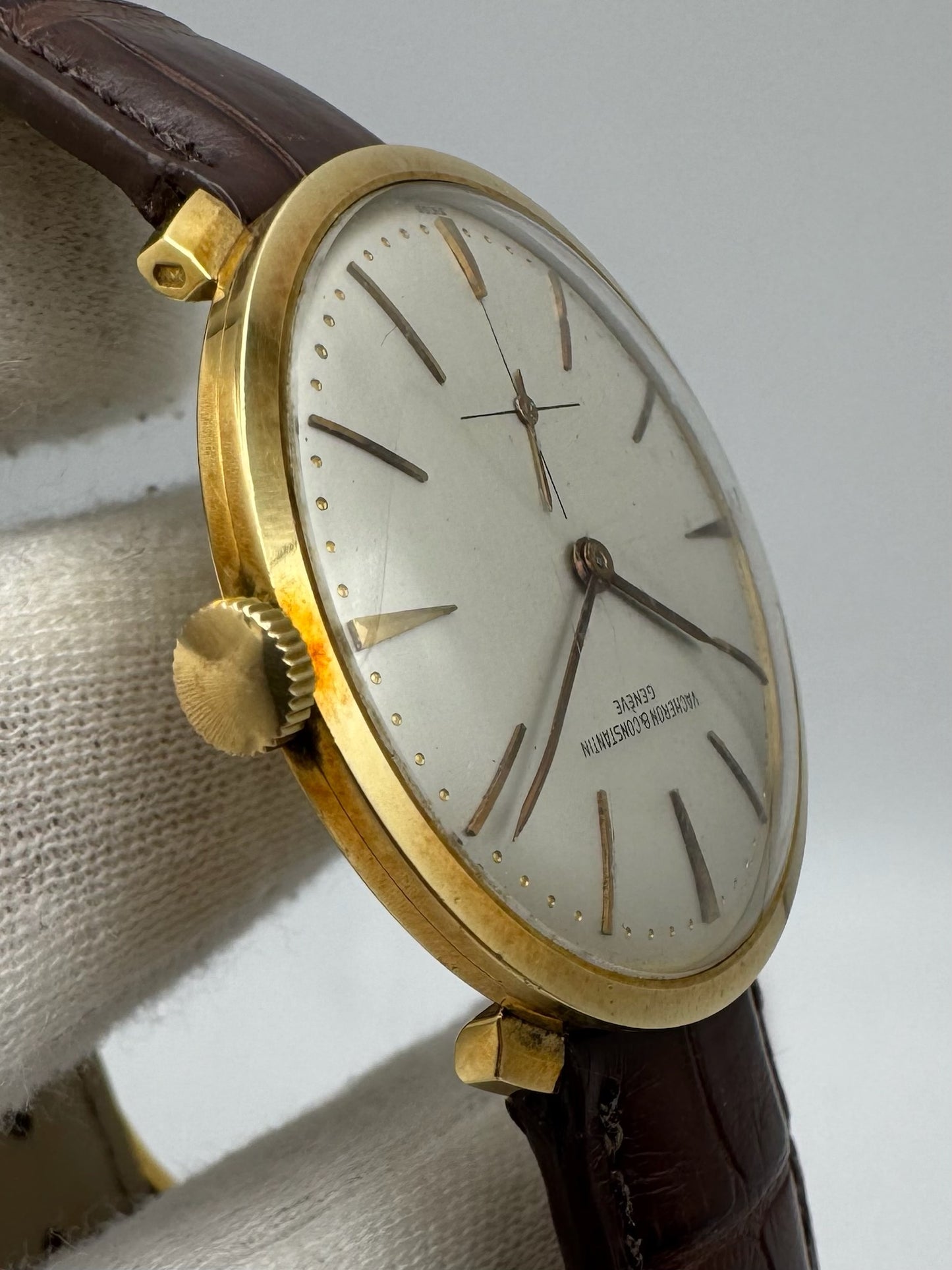 Vacheron Constantin Hooded Lugs Yellow Gold 34 Silver Dial Manual Winding Pristine Condition 1950s (Serviced)