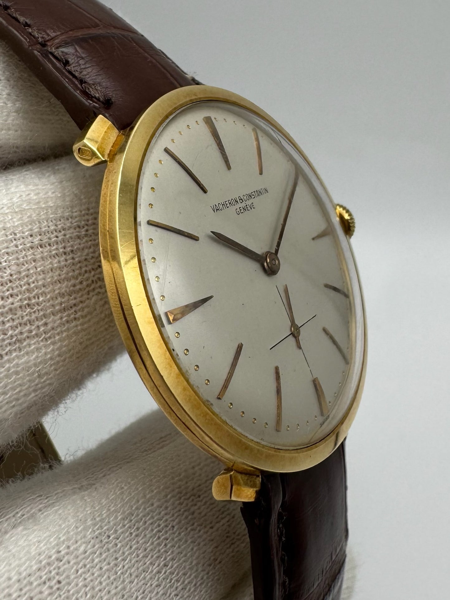 Vacheron Constantin Hooded Lugs Yellow Gold 34 Silver Dial Manual Winding Pristine Condition 1950s (Serviced)