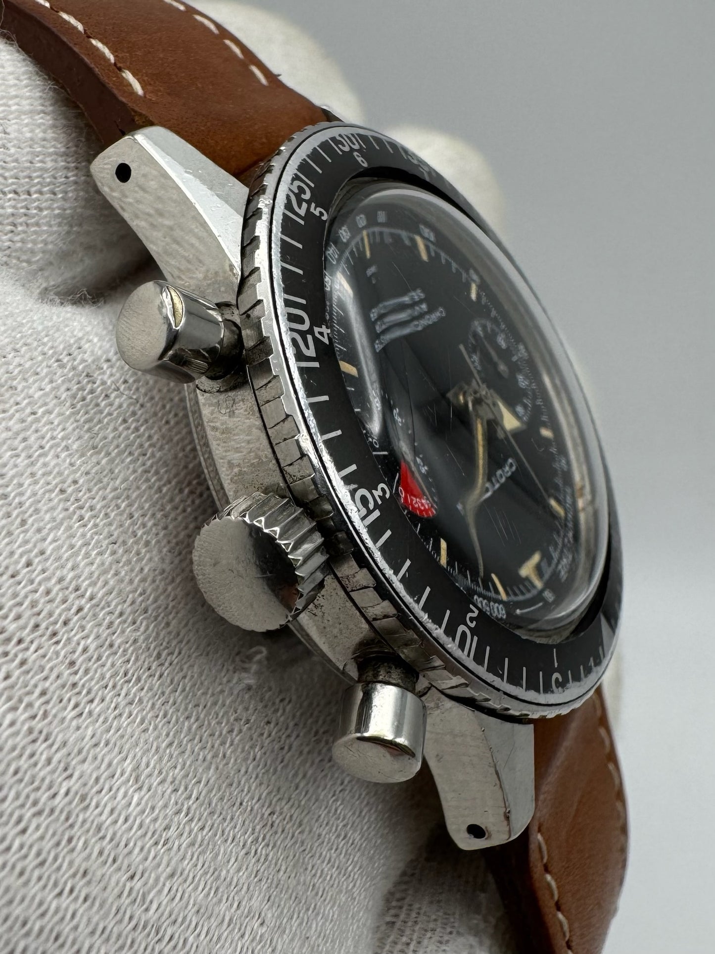 Croton Aviator Sea Diver Chronograph Manual Winding Yellow Patina Broad Arrow Hands Faded Bezel 1960s (Unpolished)