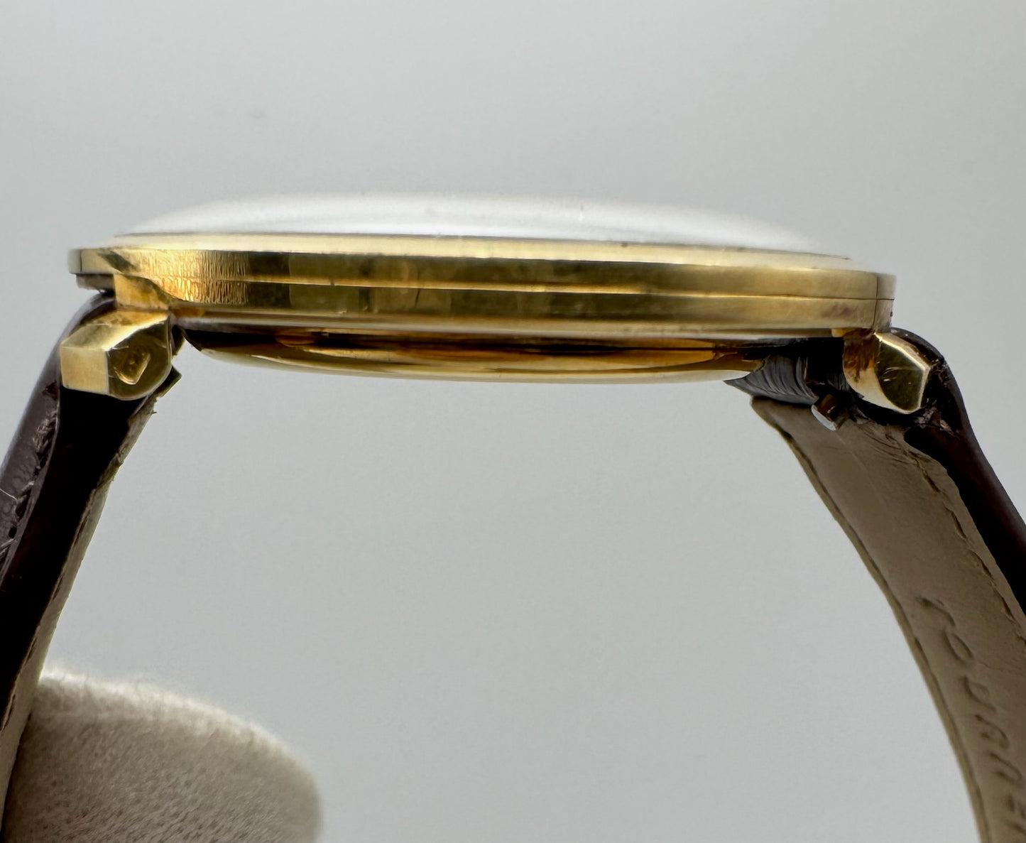 Vacheron Constantin Hooded Lugs Yellow Gold 34 Silver Dial Manual Winding Pristine Condition 1950s (Serviced)