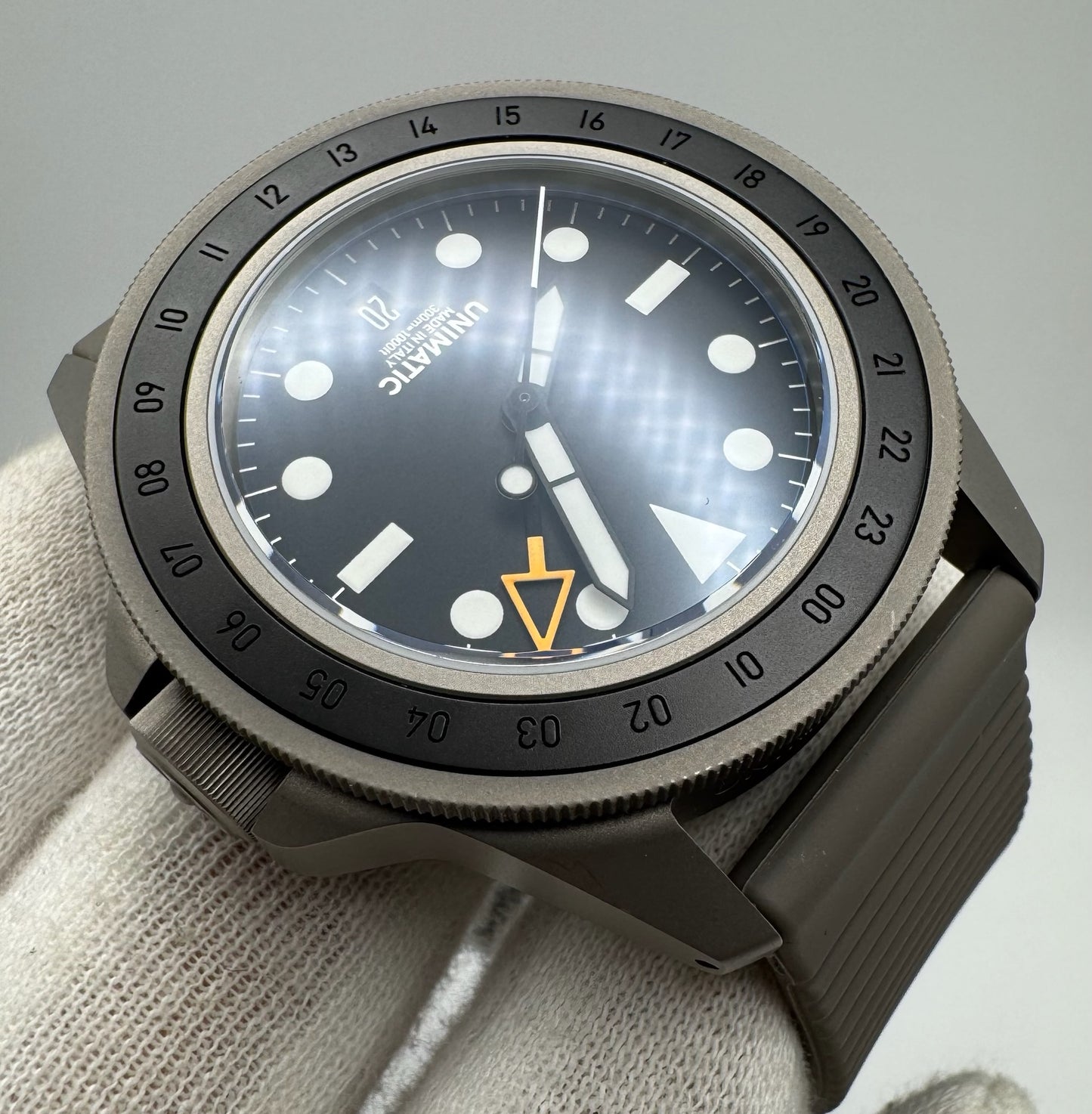 Unimatic Modello Uno GMT Blasted Titanium Swiss Movement Ltd Edition 100pcs 2022 (Full-Set/Mint)