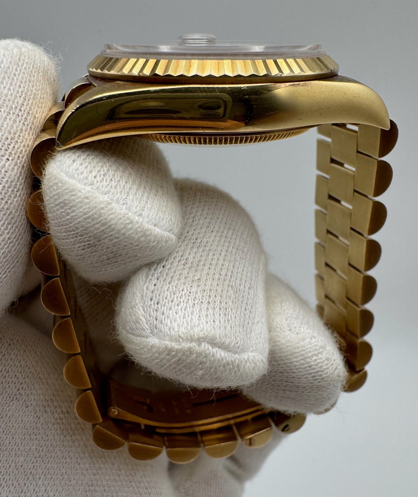 Rolex Day-Date 36 Full Gold OEM Blue Vignette Diamond Dial 1995 (Box & Service Papers/Unpolished)